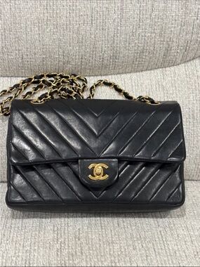CHANEL Black Chevron Quilted Lambskin Shoulder Bag with Gold Chain Medium